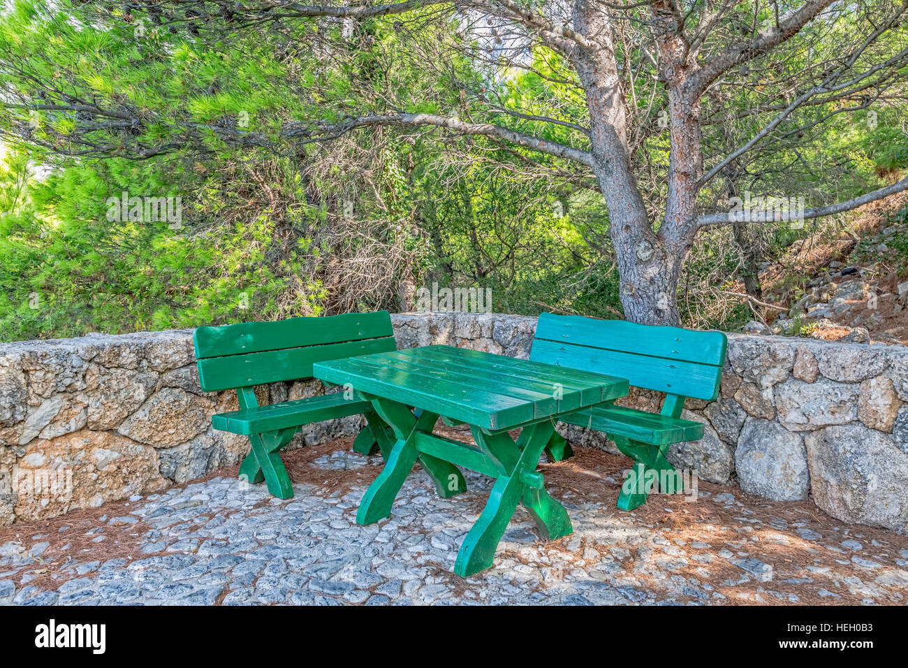 Green benches hi-res stock photography and images - Alamy