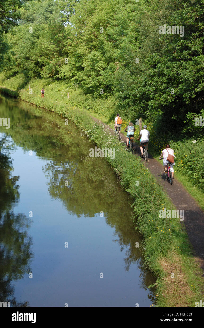 A family group cycling on the towpath along the Stratford-upon-Avon Canal Stock Photo