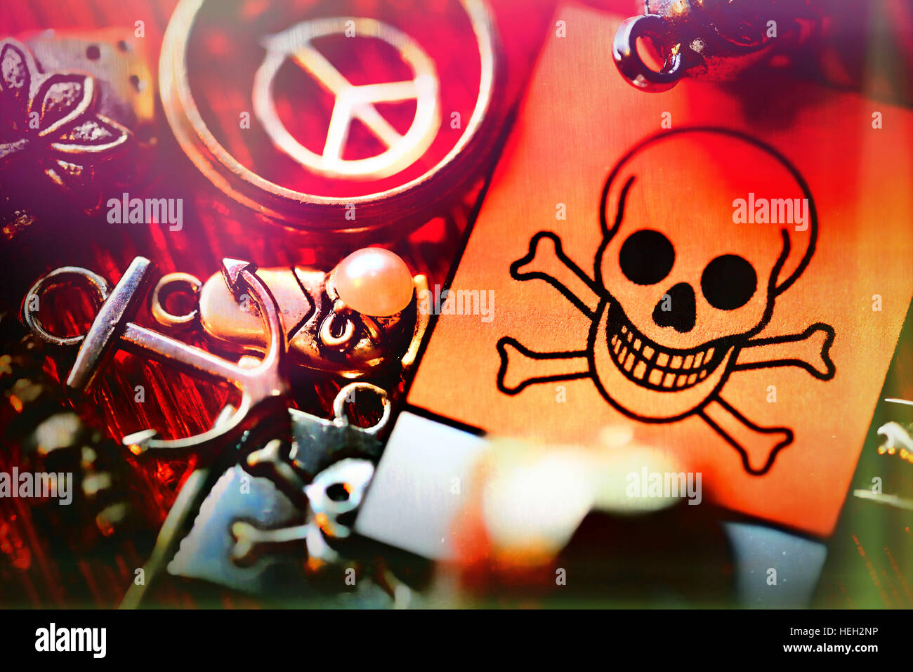Schmuck und Warnschild mit Totenkopf, Schadstoffe in Modeschmuck Stock Photo