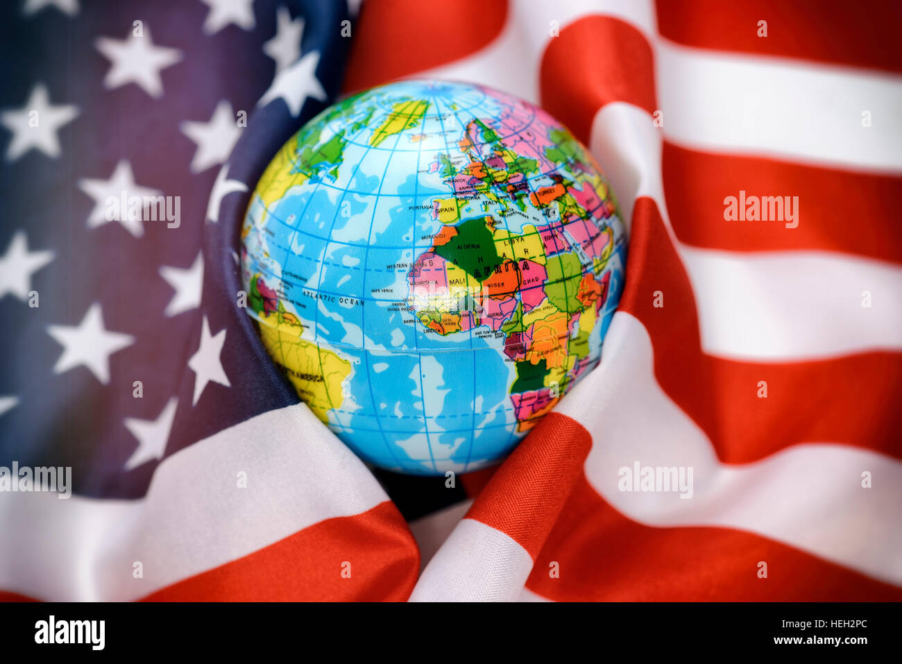 Weltkugel in eine USA-Fahne gewickelt, amerikanische Sicherheitspolitik Stock Photo
