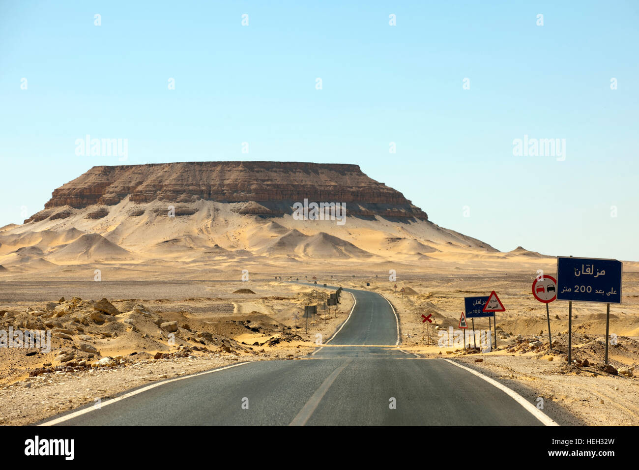 Aegypten, Landstrasse durch die libysche Wüste Stock Photo Alamy