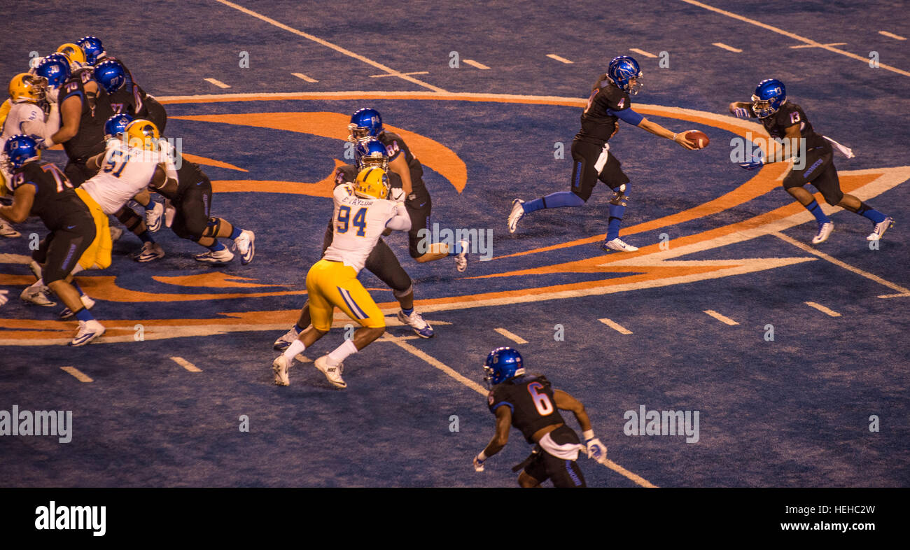 Boise State Football Game. QB Rypien handing off to running back Jeremy McNichols, Boise, Idaho Stock Photo