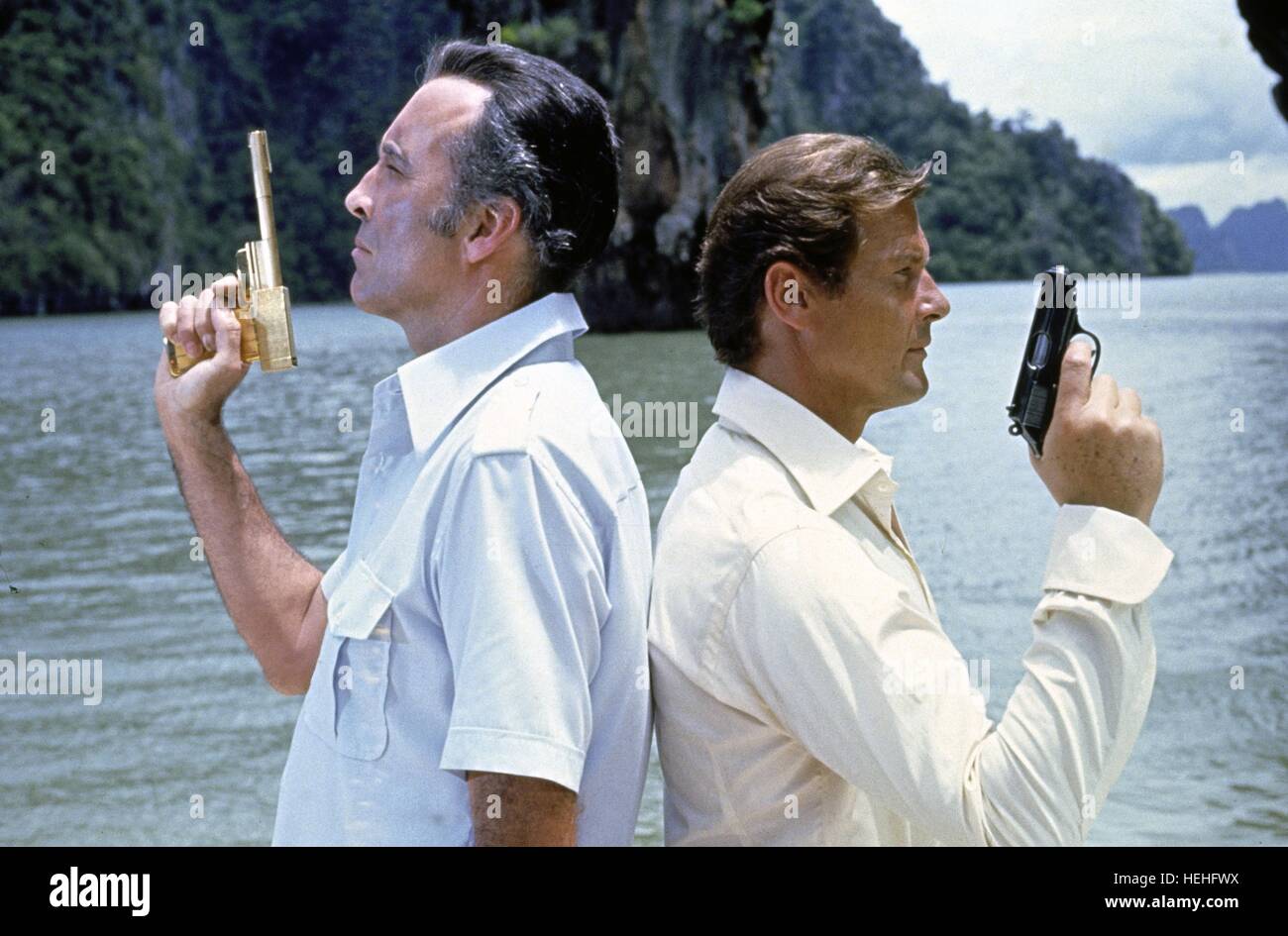 CHRISTOPHER LEE & ROGER MOORE JAMES BOND: THE MAN WITH THE GOLDEN GUN ...