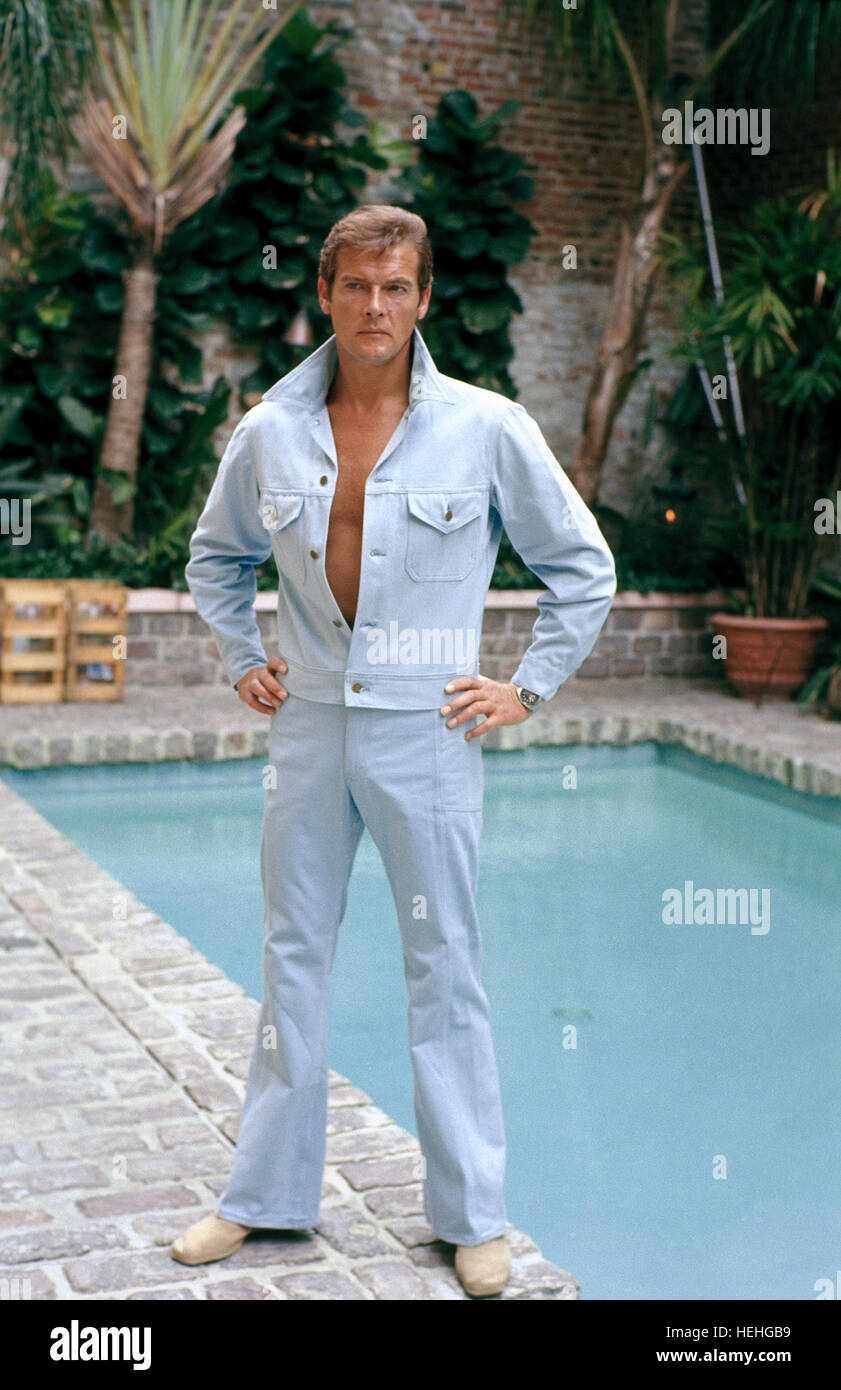 Roger Moore James Bond Live And Let Die 1973 Stock Photo Alamy Roger Moore James Bond Live And Let Die 1973 Stock Photo Alamy