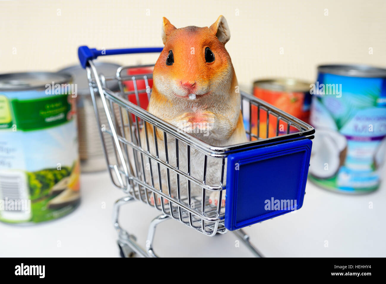 Hamsterfigur im Einkaufswagen, Symbolfoto Hamsterkaeufe Stock Photo