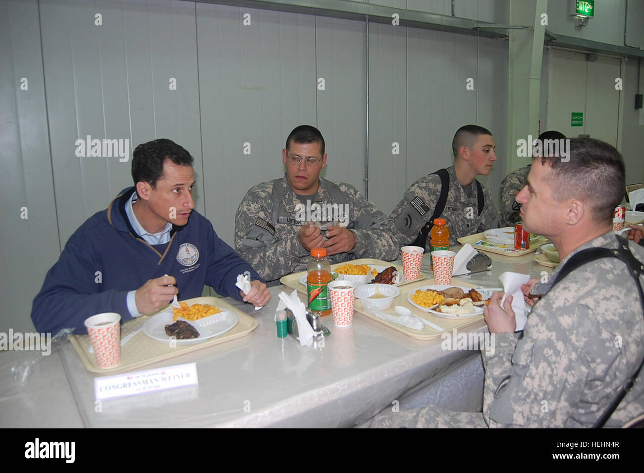New York Congressman Anthony Weiner has dinner with Soldiers from 3-142 Assault Helicopter Battalion, a N.Y. National Guard Unit, at a dining facility in Baghdad, Dec. 22. Congressman Weiner, along with the N.Y. governor and three other congressmen, visited troops throughout Iraq during the holiday season and thanked them for their continued service. Weiner in Iraq Stock Photo