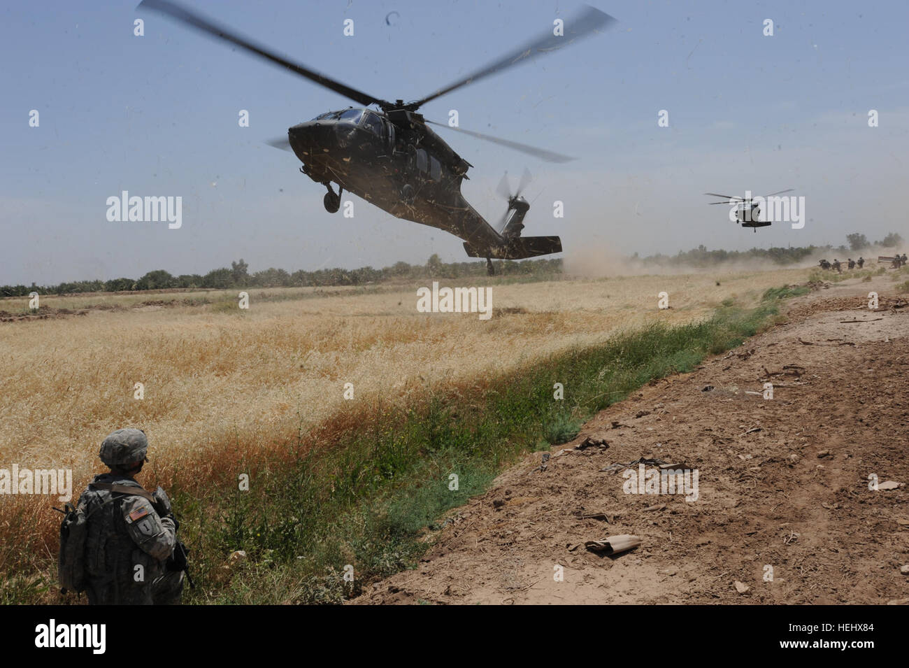 Iraqi Army soldiers and U.S. Army units conduct a joint air assault ...