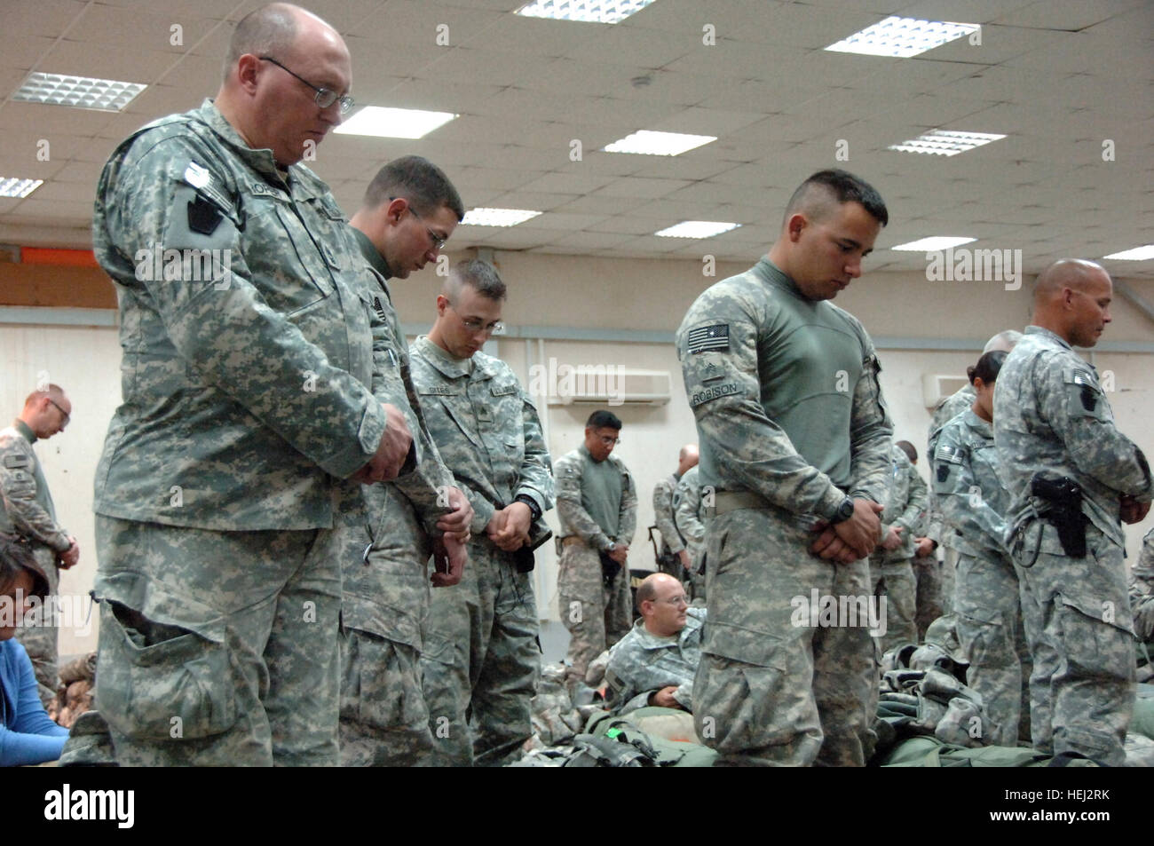 U.S. Soldiers, assigned to the 56th Stryker Brigade Combat Team, 28th Infantry Division, Pennsylvania National Guard, Multi-National Division - Baghdad, bow their heads in a quick prayer before leaving Camp Taji, Iraq, Sept. 6. They are part of the last major group of 56th SBCT Soldiers to leave Taji after an eight-month tour in Iraq. Pennsylvania National Guard departs 205321 Stock Photo