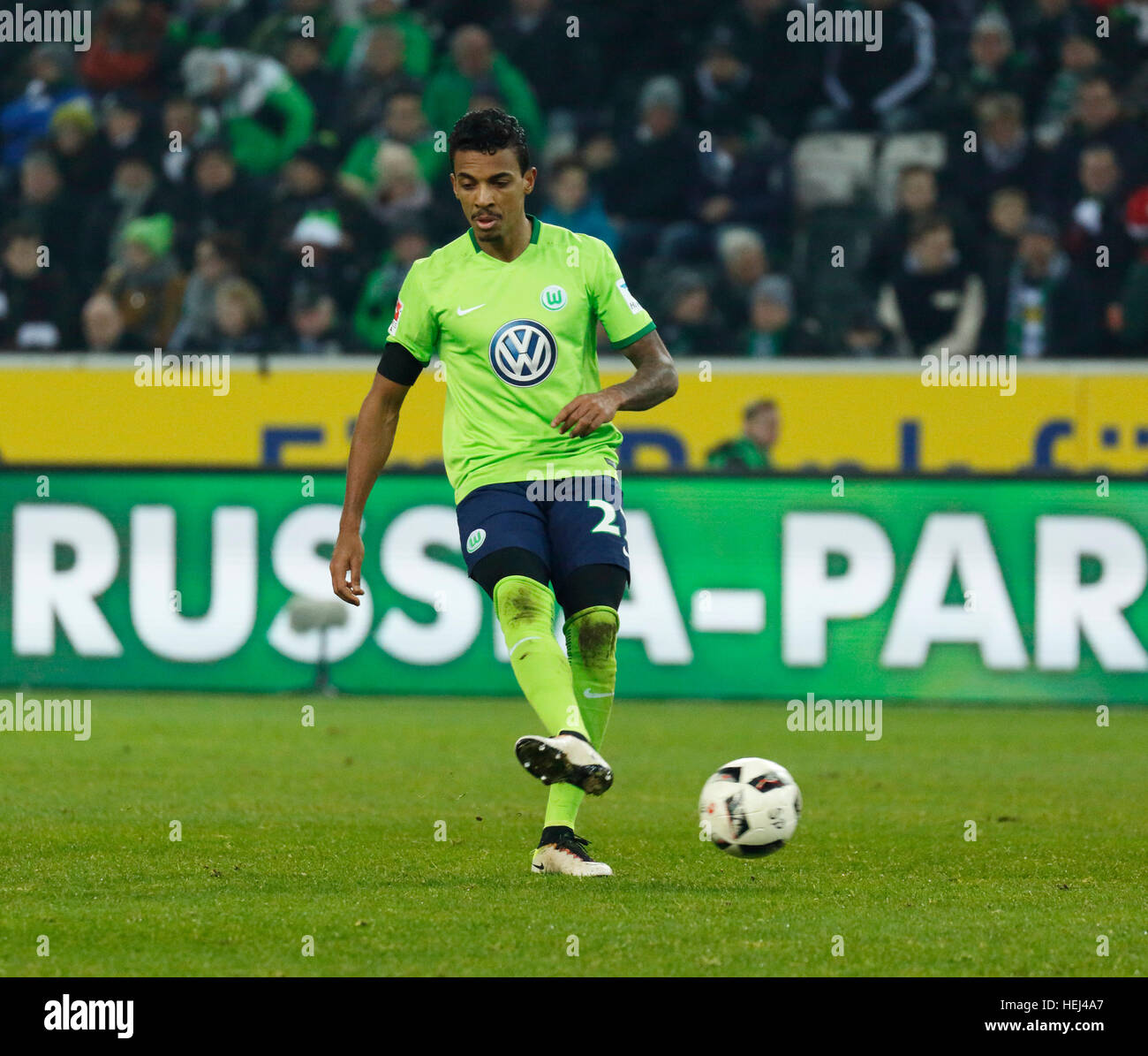 sports, football, Bundesliga, 2016/2017, Borussia Moenchengladbach vs VfL Wolfsburg 1:2, Stadium Borussia Park, scene of the match, Luiz Gustavo (Wolfsburg) in ball possession Stock Photo