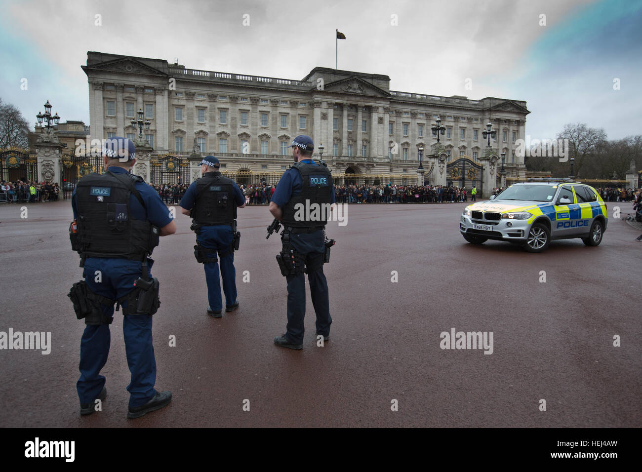 Armed police officer outside buckingham palace hires stock photography
