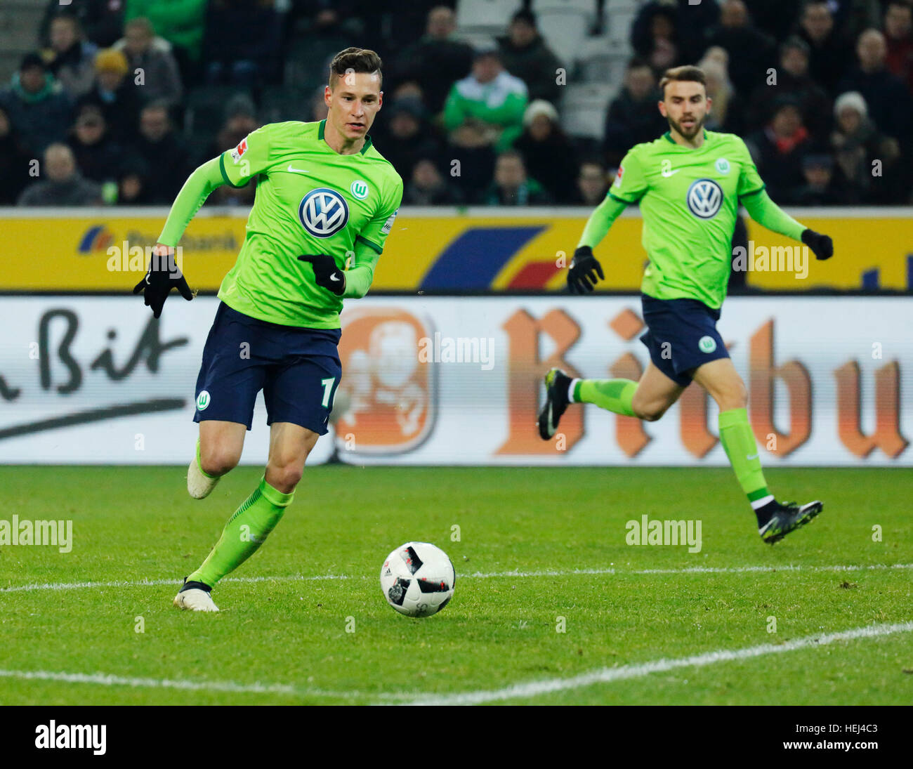 sports, football, Bundesliga, 2016/2017, Borussia Moenchengladbach vs VfL Wolfsburg 1:2, Stadium Borussia Park, scene of the match, Julian Draxler (Wolfsburg) in ball possession, behind Borja Mayoral Moya (Wolfsburg) Stock Photo