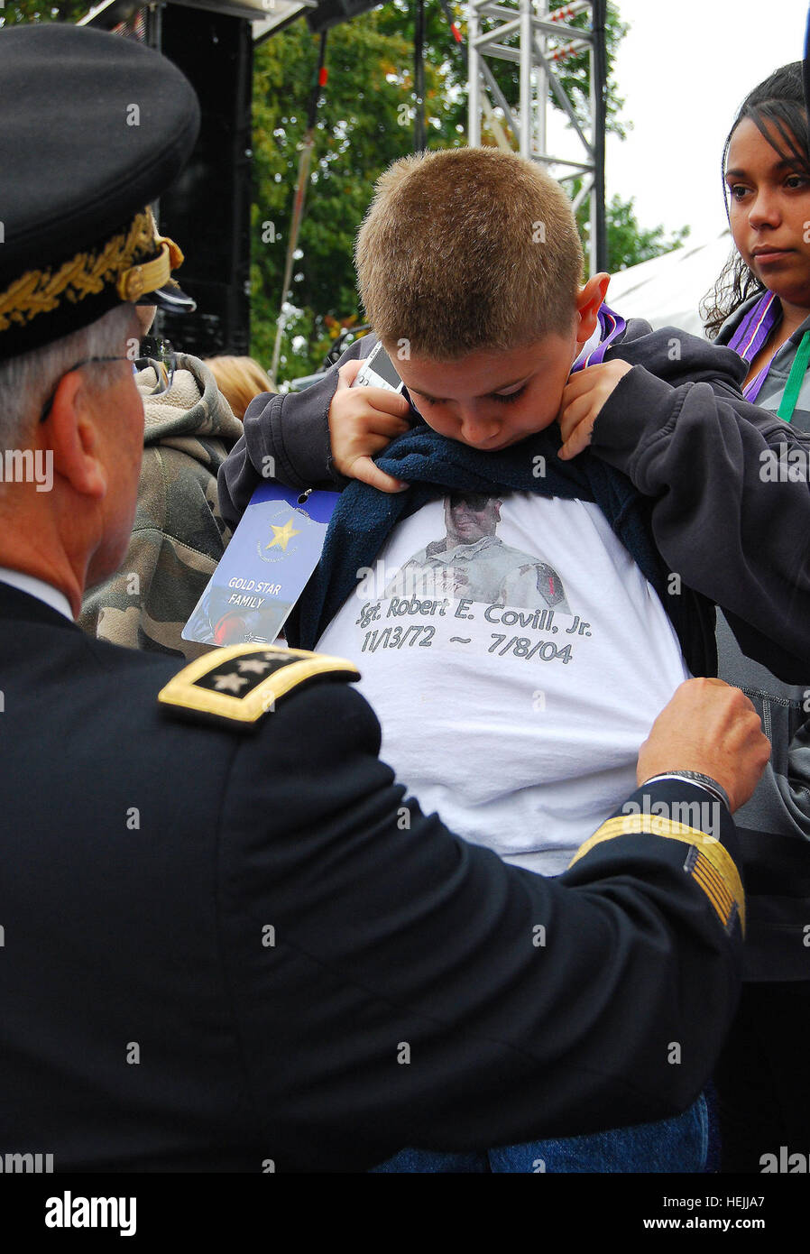 A Gold Star Family member shows Army Chief of Staff Gen. George W. Casey Jr. his father—“a fallen hero,'--during the fourth annual 'Time of Remembrance' honoring America's fallen in Afghanistan and Iraq in ceremonies held at the U.S. Capitol, Sept. 26, 2009. (U.S. Army photo by Staff Sgt. Margaret C. Nelson, OCPA) US Army 51826 20090926-A-7182N0083 Stock Photo