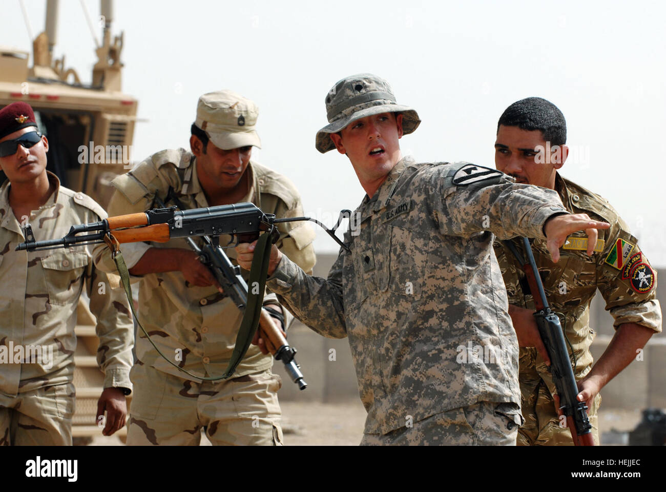 U s army personnel provide hi-res stock photography and images - Alamy