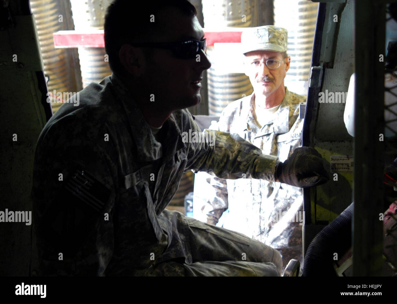 U s army mechanics inspect hi-res stock photography and images - Alamy