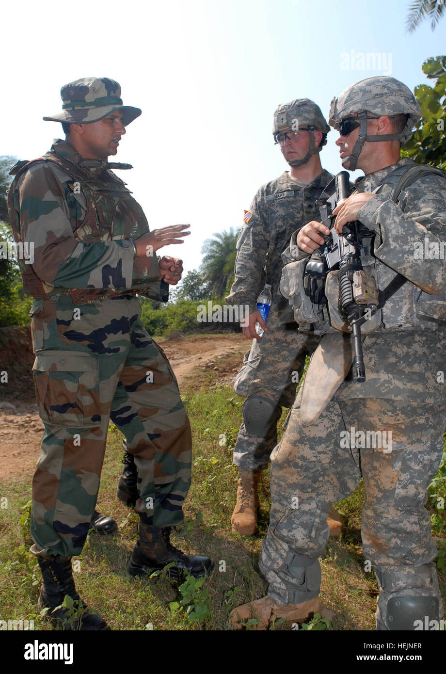 CAMP BUNDELA, India (Oct. 15, 2009) – An Indian Army officer from the 7th mechanized Infantry Regiment, prepares U.S. Army Sgt.1st Class Michael Moyer, Troop C, 2nd Squadron, 14th Cavalry Regiment “Strykehorse,” 2nd Stryker Brigade Combat Team, 25th Infantry Division, from Schofield Barracks, Hawaii, for the jungle range during range training at Exercise Yudh Abhyas 09, Oct. 15. YA09 is a bilateral exercise involving the Armies of India and the United States. US Army 53412 Range Training in India fires up Strykehorse Soldiers Stock Photo
