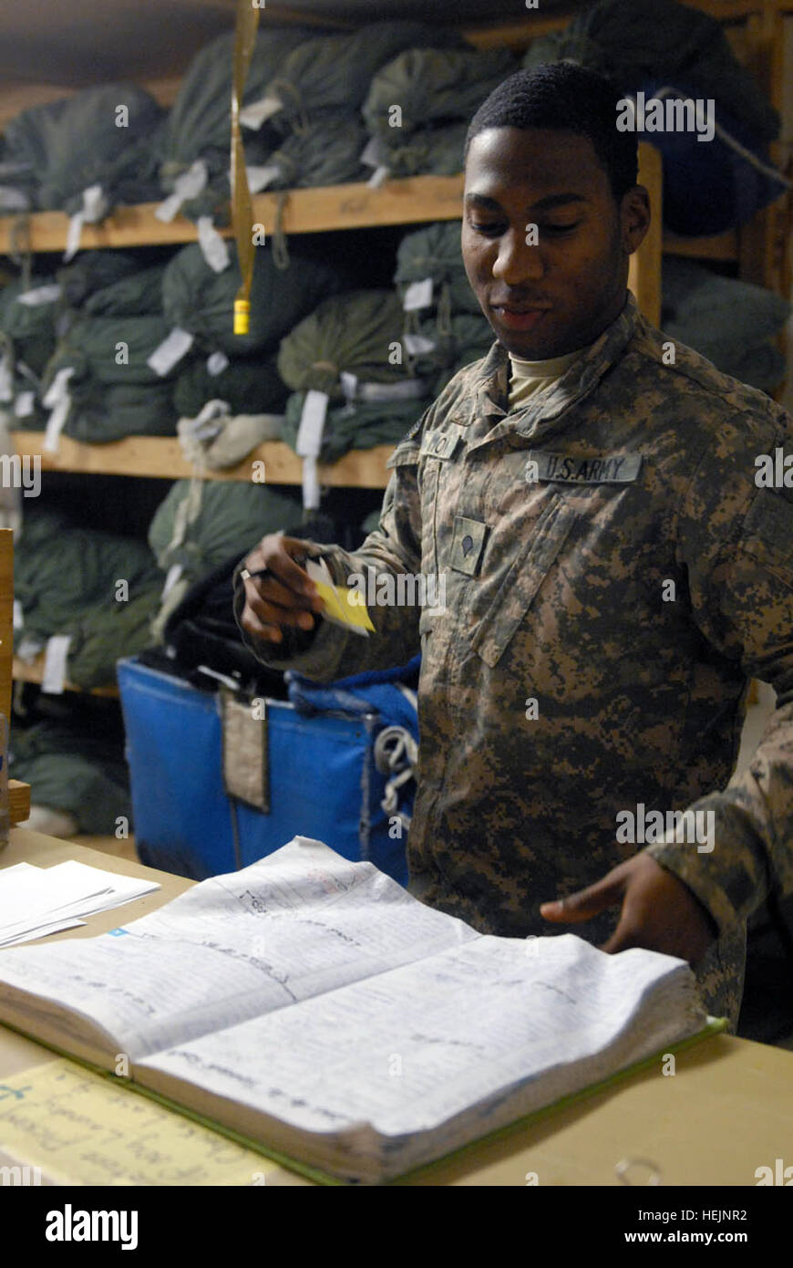 US Army 53585 BAGHDAD - Long Beach, Calif. Native, Spc. Clifton Simon, laundry maintenance specialist assigned to the 488th Quartermaster Company, attached to the 1st Brigade Combat Team, 1st Cavalry Division, insp Stock Photo