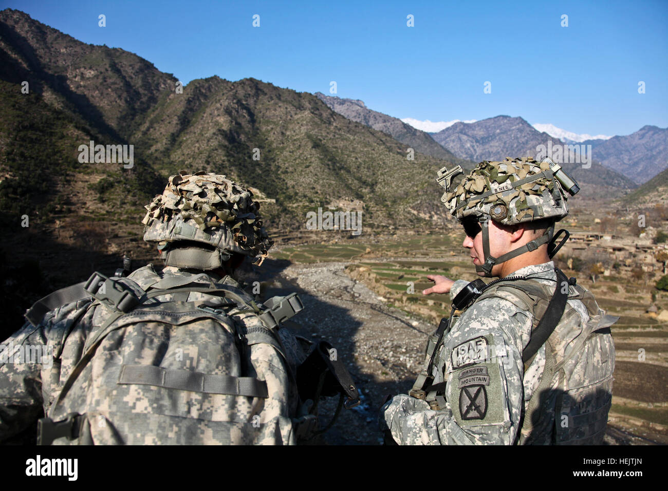 U.S. Army 1Lt. Aaron Malcolm talks to his company commander, Capt Stock