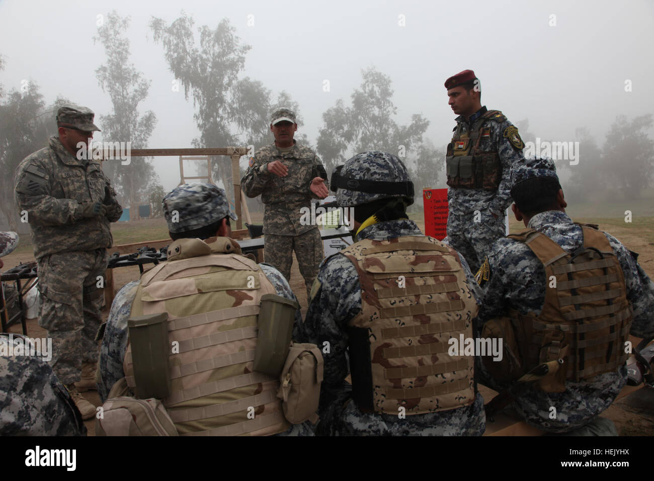Army personnel receive instruction hi-res stock photography and images ...