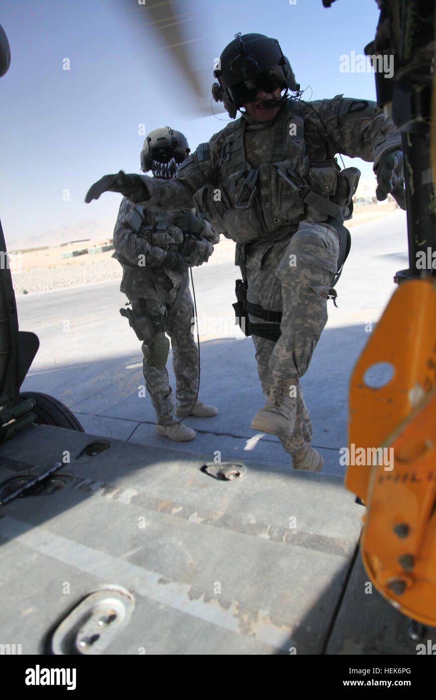 A U.S. Army soldier from Charlie Company, 6th Battalion, 101st Aviation ...