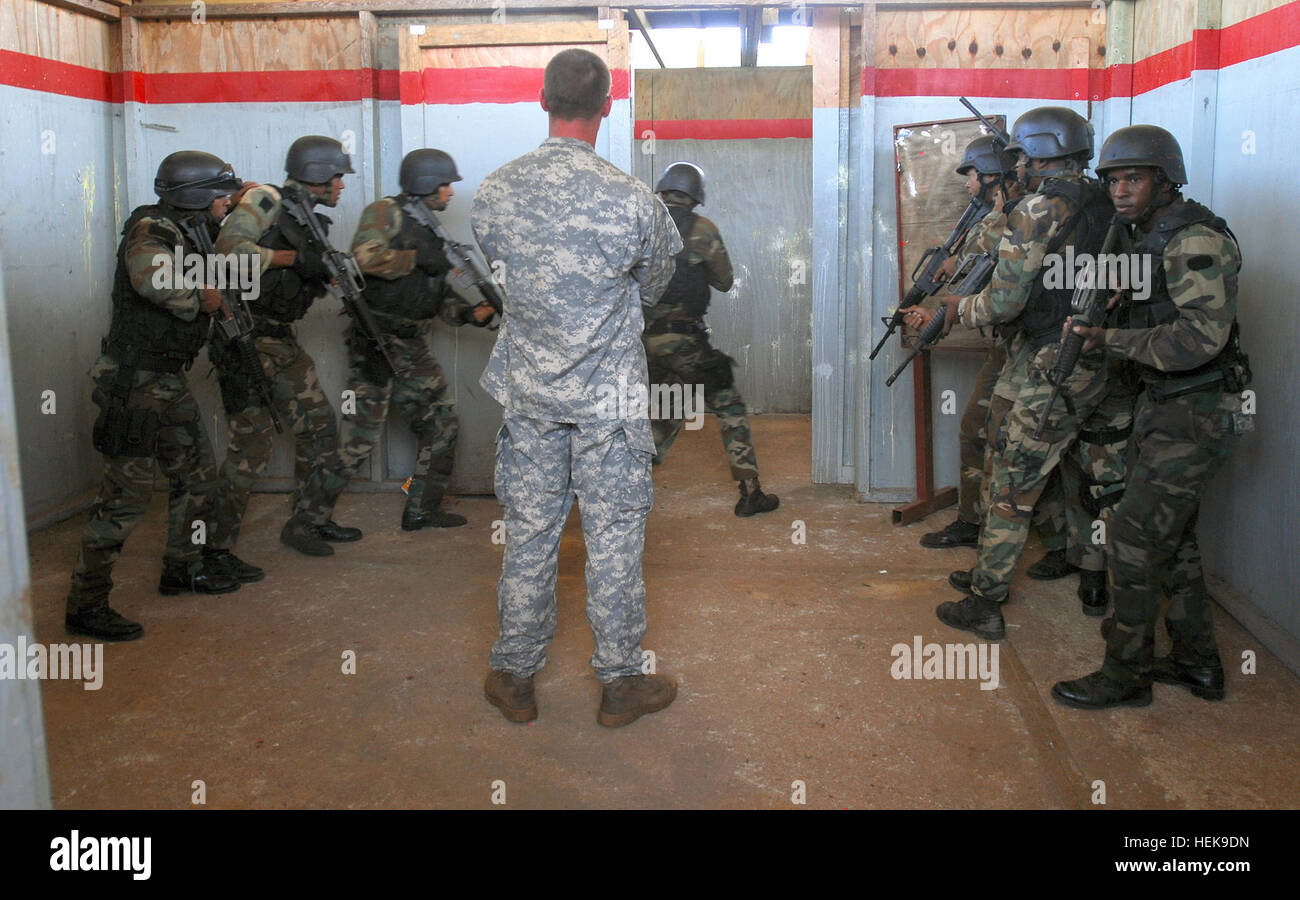 A U.S. weapons sergeant assigned to 7th Special Forces Group looks on as commandos assigned to the Ministerio de Estado de las Fuerzas Armadas, known as MEFA, conduct room clearing procedures during a training exercise near Santo Domingo, Dominican Republic, March 3. The training was in preparation for Fused Response 2011, a combined U.S. and Dominican military exercise, taking place March 7 - 11 designed to increase the capacity to combat terrorism and illicit trafficking.  (U.S. Army Photo by Sgt. 1st Class Alex Licea, Special Operations Command South Public Affairs) A group of Dominician Co Stock Photo