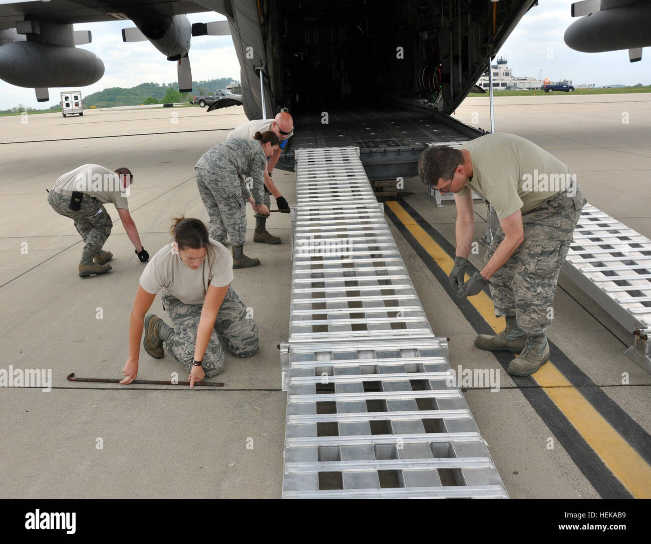 Members of the West Virginia National Guard Chemical, Biological, Radiological, Nuclear and High-Yield Explosive Enhanced Response Force Package, along with Airmen from the 130th Airlift Wing Aerial Port assemble a ramp in order to load a truck and trailer onto the back of a C-130 May 9. Hamrick and other members of the CERF-P, along with the members of the 35th Civil Support Team, were preparing for the 2014 Vigilant Guard exercise. (National Guard photo by Sgt. Anna-Marie Ward, Joint Forces Headquarters-West Virginia Public Affairs Office) Vigilant Guard 2014 140509-A-OQ643-343 Stock Photo