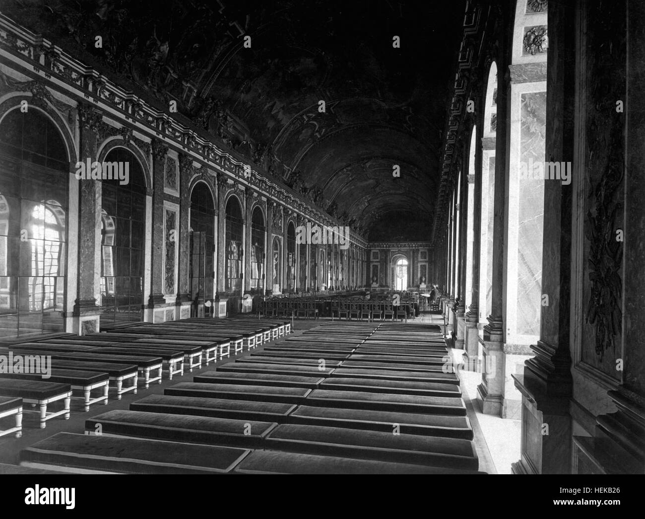 Interior of the Galerie des Glaces showing the arrangement of tables for the signing of Peace Terms, Versailles, France.  June 27, 1919.  Lt. M.S. Lentz.  (Army) NARA FILE #:  111-SC-159294 WAR & CONFLICT BOOK #:  723 Arrangement of tables for signing of Treaty of Versailles 1919-06-27 Stock Photo