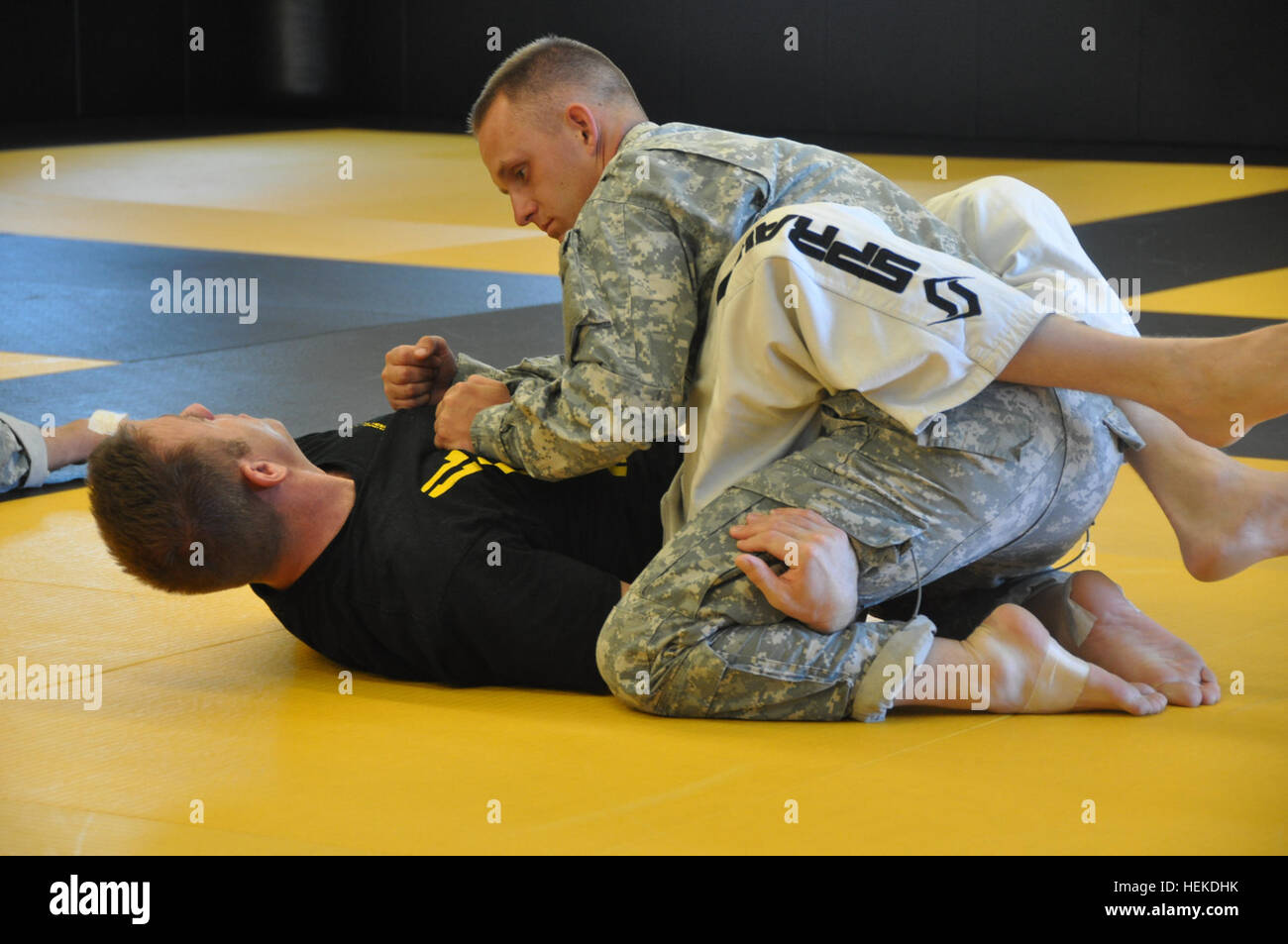 Sgt. Ryan Williams of Yucaipa, Calif., a military police officer with the 40th Military Police Company, 185th Military Police Battalion, 49th Military Police Brigade, practices combatives prior to the end of week double elimination tournament held as part of the Best Warrior Competition at Camp San Luis Obispo, Calif., Sept. 14. California National Guard soldiers compete in the 2011 Best Warrior Competition 110914-A-DH635-011 Stock Photo