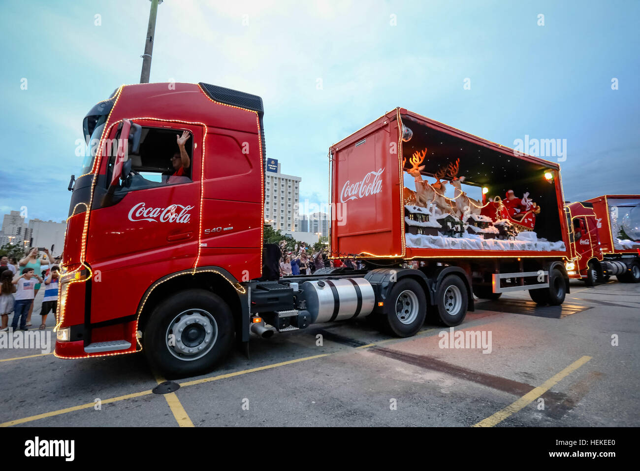 SÃO JOSÉ DOS CAMPOS, SP : CARAVANA ILUMINADA DE NATAL DA COCA  COLA - The Caravan Christmas Enlightened Coca-Cola arrived in São José dos  Campos-SP, on Wednesday (21) and will infect