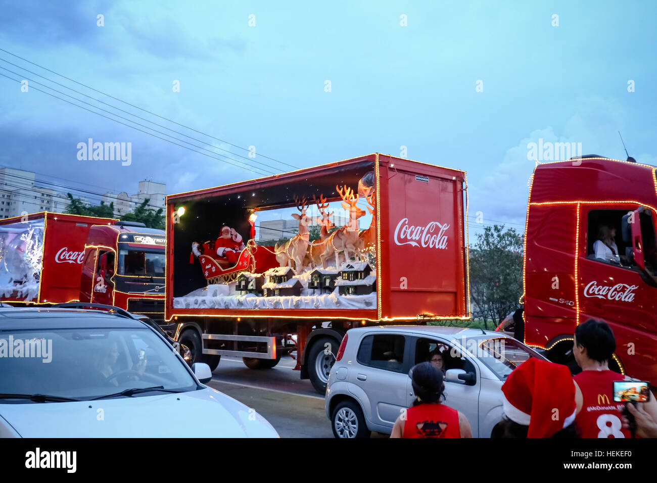 Sao Jose, Brazil. 21st Dec, 2016. The Caravan Christmas Enlightened Coca- Cola arrived in São José dos Campos-SP, on Wednesday (21) and will infect  everyone with the holiday spirit. Credit: Foto Arena LTDA/Alamy