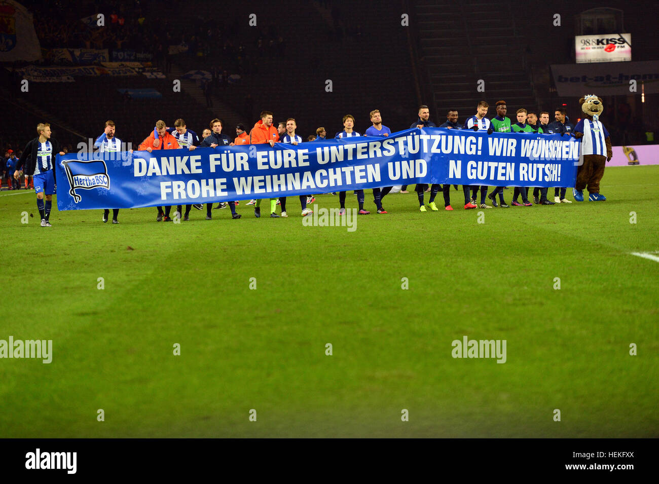 Berlin, Germany. 21st Dec, 2016. The team of Hertha BSC celebrates its 2-0 win while holding up a banner that reads 'Danke fuer Eure Unterstuetzung! Wir wuenschen frohe Weihnachten und einen guten Rutsch!' (lit. Thanks for your support! We wish you a merry Christmas and a happy new year!) after the German Bundesliga soccer match between Hertha BSC and Darmstadt 98 in the Olympic Stadium in Berlin, Germany, 21 December 2016. Photo: Maurizio Gambarini/dpa/Alamy Live News Stock Photo