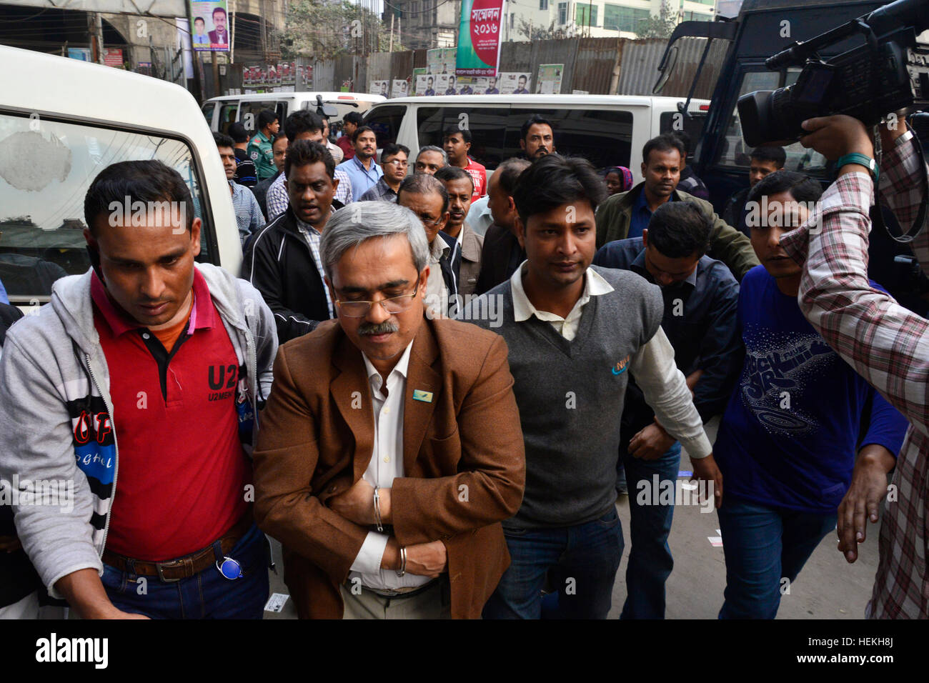 Dhaka, Bangladesh. 22nd Dec, 2016. Bangladesh police escort seven officials of Biman Bangladesh Airlines towards the Metropolitan Magistrate court as suspects in a case filed over emergency landing of a Biman flight carrying Prime Minister Sheikh Hasina to Budapest on November 27 in Dhaka. Bangladesh. On December 22, 2016 A Dhaka court placed seven officials of Biman Bangladesh Airlines on seven-day remand each in connection with the case filed over technical glitch of Prime Minister Sheikh Hasina's flight. Credit: Mamunur Rashid/Alamy Live News Stock Photo