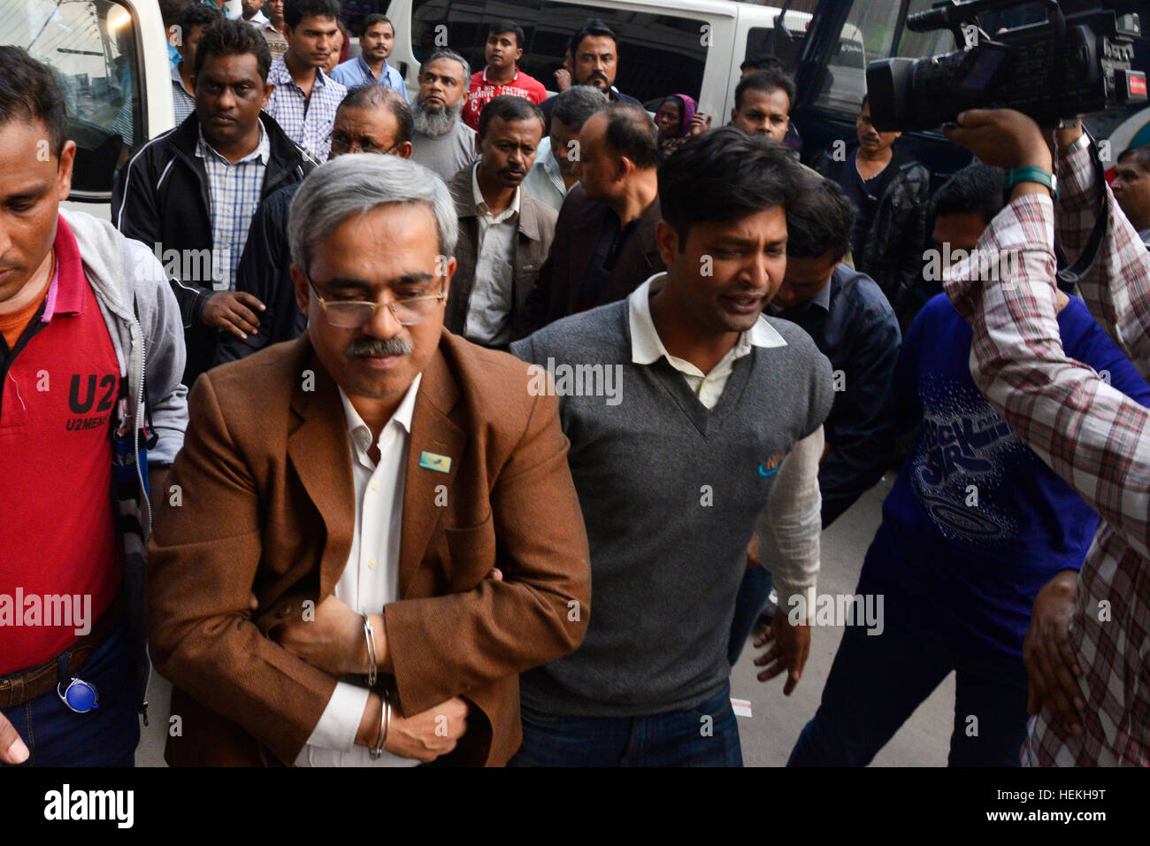 Dhaka, Bangladesh. 22nd Dec, 2016. Bangladesh police escort seven officials of Biman Bangladesh Airlines towards the Metropolitan Magistrate court as suspects in a case filed over emergency landing of a Biman flight carrying Prime Minister Sheikh Hasina to Budapest on November 27 in Dhaka. Bangladesh. On December 22, 2016 A Dhaka court placed seven officials of Biman Bangladesh Airlines on seven-day remand each in connection with the case filed over technical glitch of Prime Minister Sheikh Hasina's flight. Credit: Mamunur Rashid/Alamy Live News Stock Photo