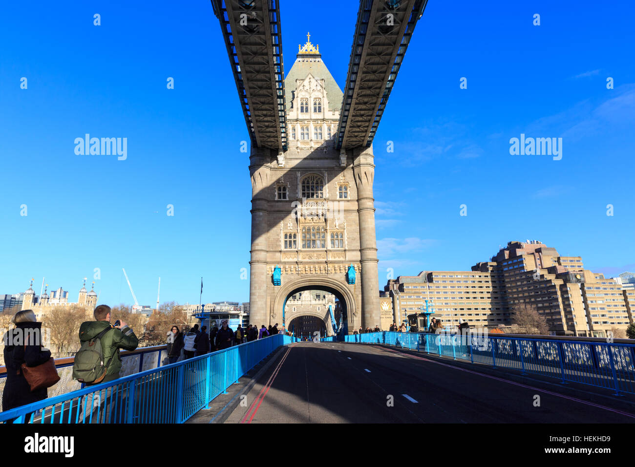 Tower Bridge, London, UK. 22nd Dec, 2016. The empty bridge as tourists await the reopening. Tower Bridge, the 122-year old iconic landmark on the River Thames, reopens to traffic following a 3 month closure for essential maintenance work to its Grade I listed structure. Credit: Imageplotter News and Sports/Alamy Live News Stock Photo