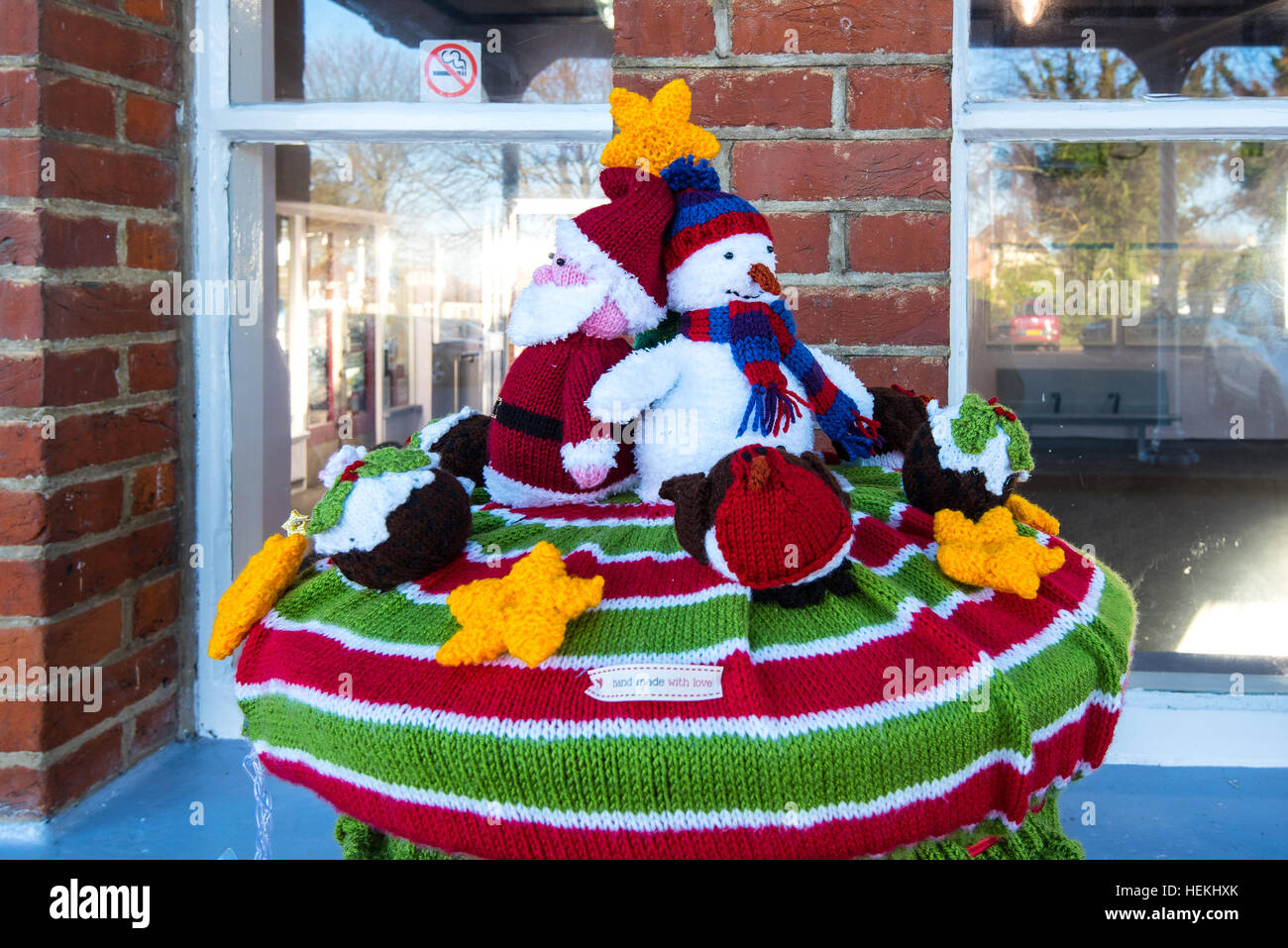 Herne Bay, Kent, UK. 22nd Dec, 2016. Many of the post boxes in Herne Bay, such as this one outside the railway station, have been topped by knitted characters with a Christmas Theme. The toppers are the work of a local knitting group called the 'Herne Bay Cosy Crew' © Paul Martin/Alamy Live News Stock Photo