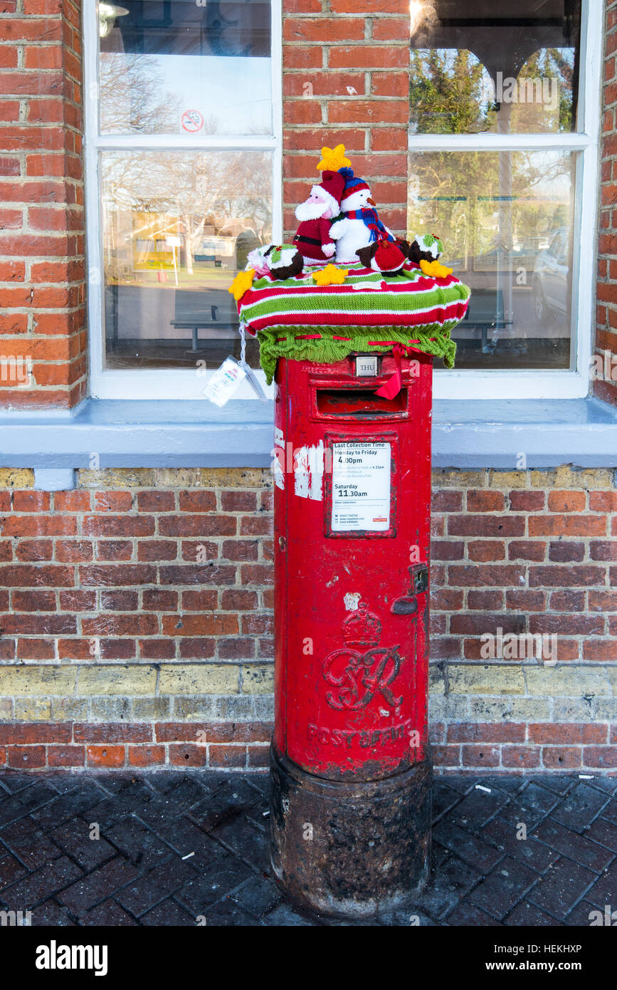 Herne Bay, Kent, UK. 22nd Dec, 2016. Many of the post boxes in Herne Bay, such as this one outside the railway station, have been topped by knitted characters with a Christmas Theme. The toppers are the work of a local knitting group called the 'Herne Bay Cosy Crew' © Paul Martin/Alamy Live News Stock Photo