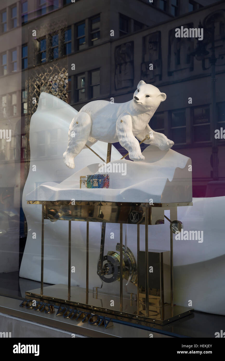 London, UK. 22nd Dec, 2016. Polar bear in a window display in the Louis  Vuitton store in New Bond Street, London © Keith Larby/Alamy Live News  Stock Photo - Alamy