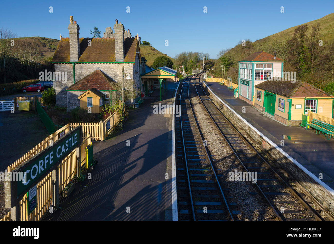 Corfe Castle, Dorset, UK. 22nd December 2016. UK Weather. Corfe Castle station in Dorset on the restored Swanage Railway basking under clear sunny blue skies. The footbridge across the tracks is a perfect vantage point to view the ruins of the castle which give the village its name. Picture: Graham Hunt/Alamy Live News Stock Photo
