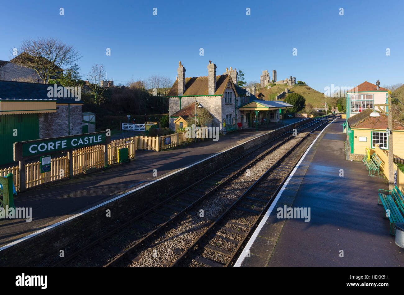 Corfe Castle, Dorset, UK. 22nd December 2016. UK Weather. Corfe Castle station in Dorset on the restored Swanage Railway basking under clear sunny blue skies. The footbridge across the tracks is a perfect vantage point to view the ruins of the castle which give the village its name. Picture: Graham Hunt/Alamy Live News Stock Photo