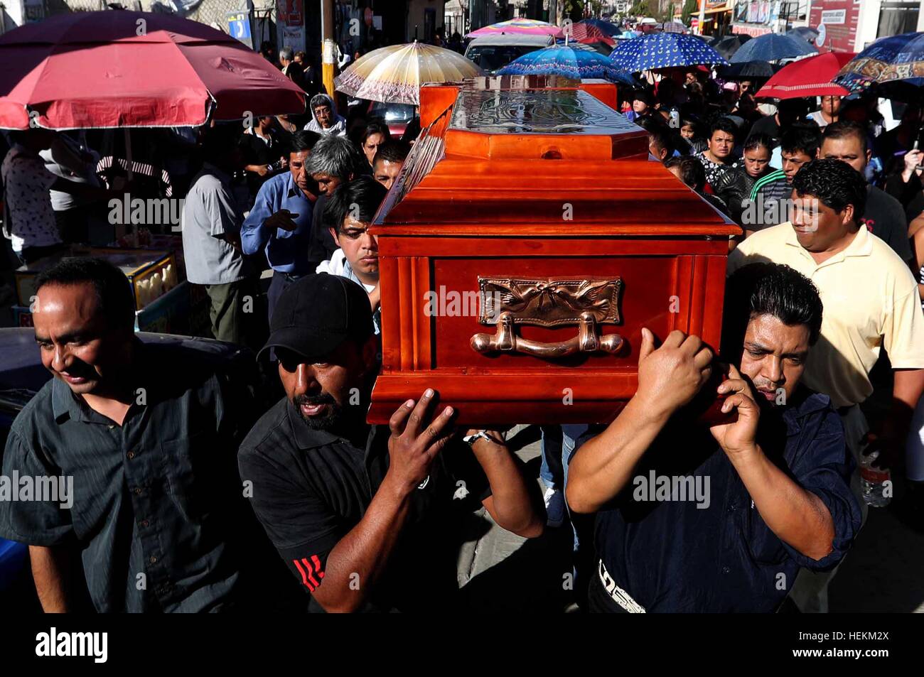 Tultepec, Mexico. 22nd Dec, 2016. People carry the coffin of an