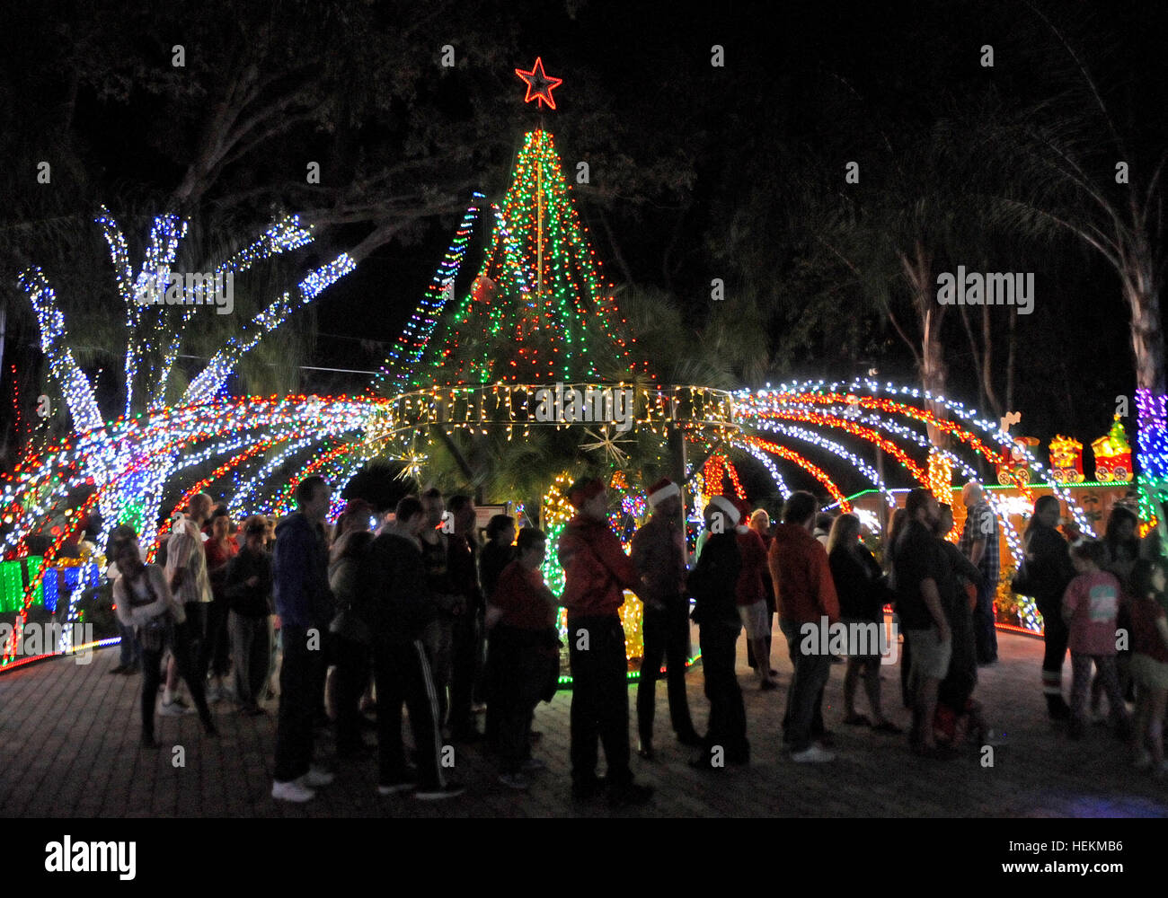Winter Park, Florida, USA. 22nd December, 2016. People enjoy a display