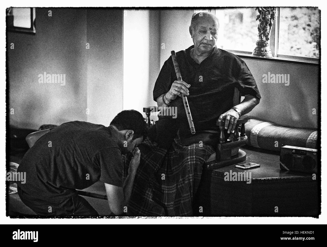 Mumbai, INDIA. 21st July, 2016. 21 July 2016 - Mumbai, INDIA.As is the custom in India a Shisya (student) of Vrindavan Gurukul touches the feet of his Guru Pandit Hariprasad Chaurasia.He trains Students in Flute playing using the Traditional Indian Training System of 'Guru-Shisya Parampara' © Subhash Sharma/ZUMA Wire/Alamy Live News Stock Photo