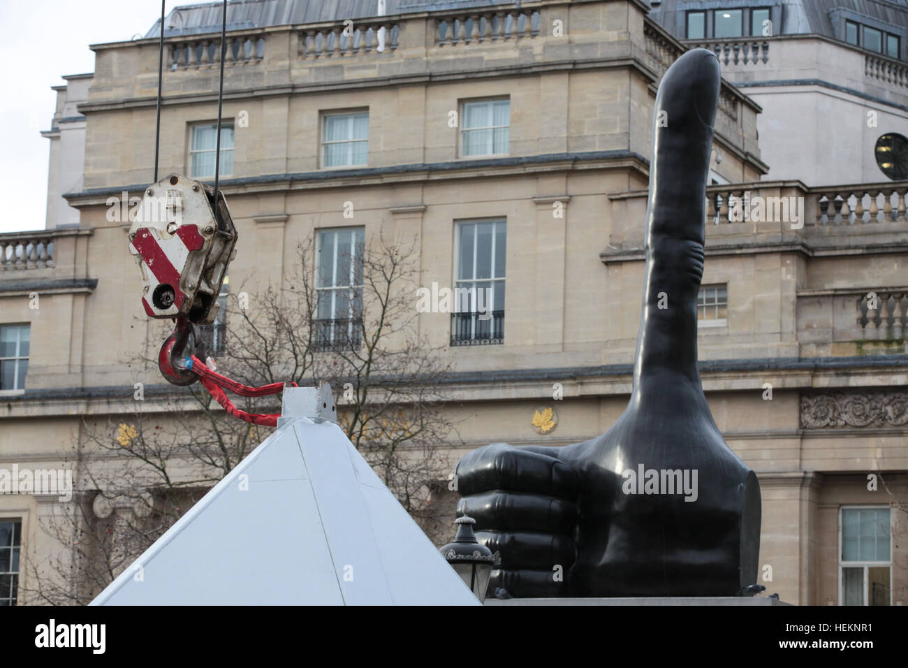 Trafalgar Square. London, UK. 23rd Dec, 2016. Workmen install the