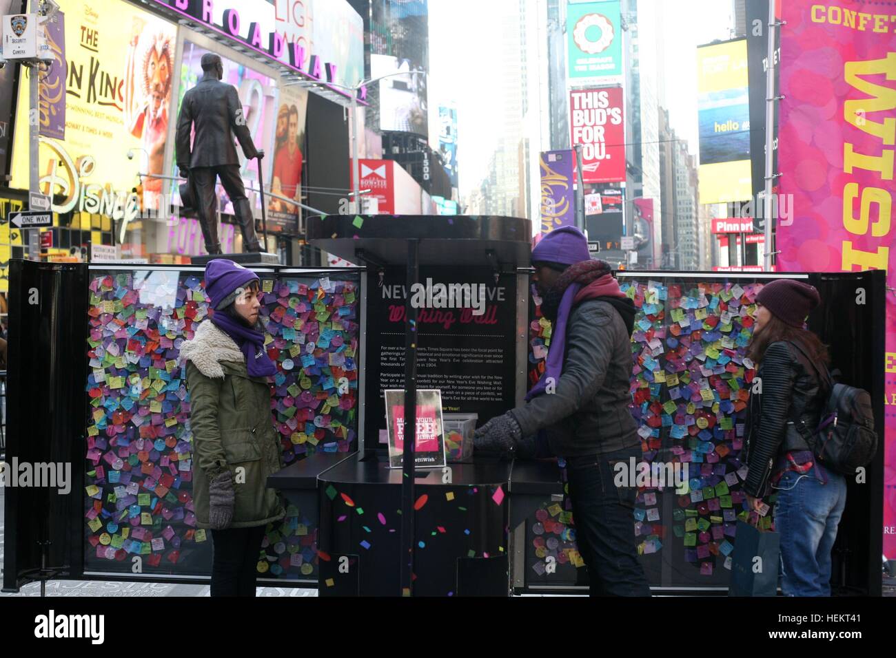 New Year’s Eve Wishing Wall, New York USA Stock Photo Alamy