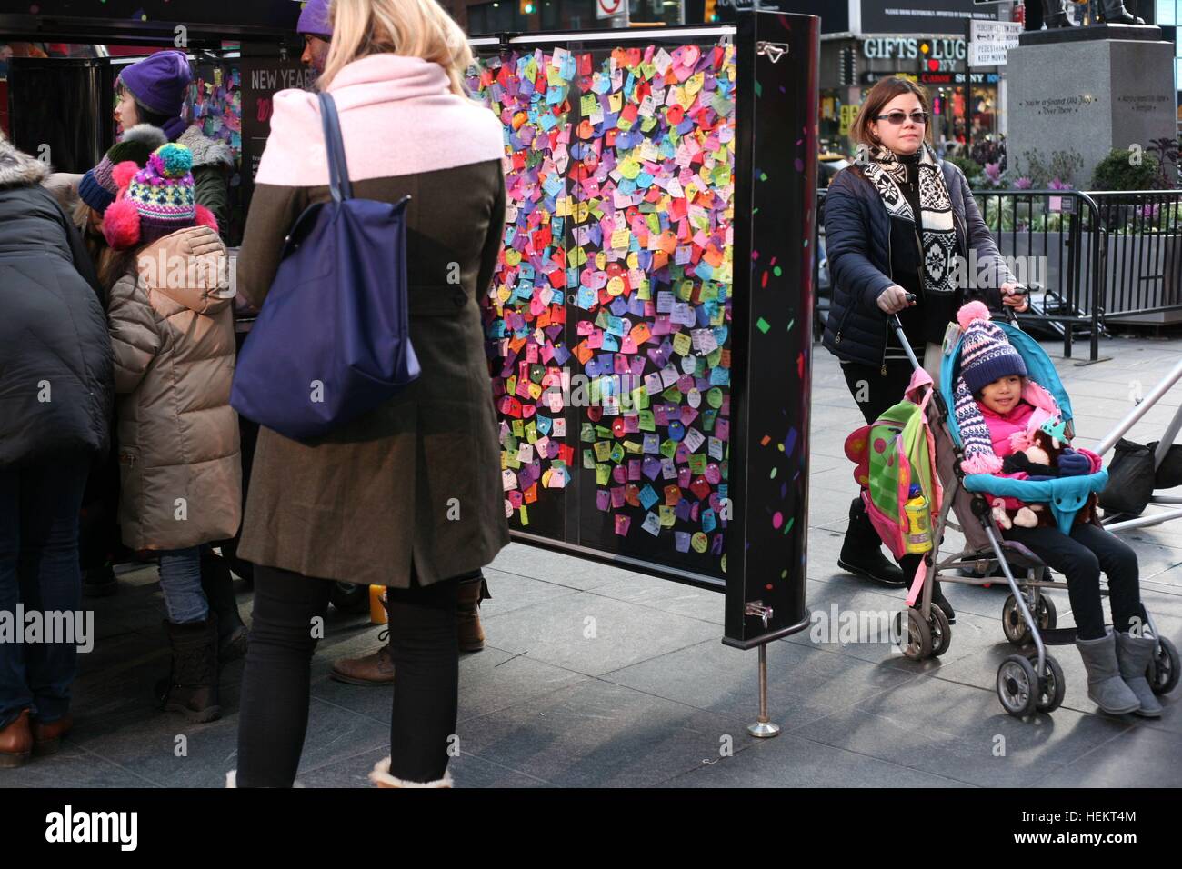 New Year’s Eve Wishing Wall, New York USA Stock Photo Alamy