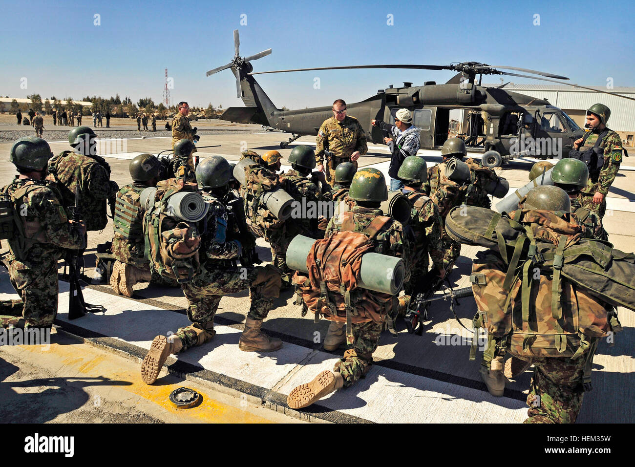 Soldiers practice loading unloading hi-res stock photography and images ...