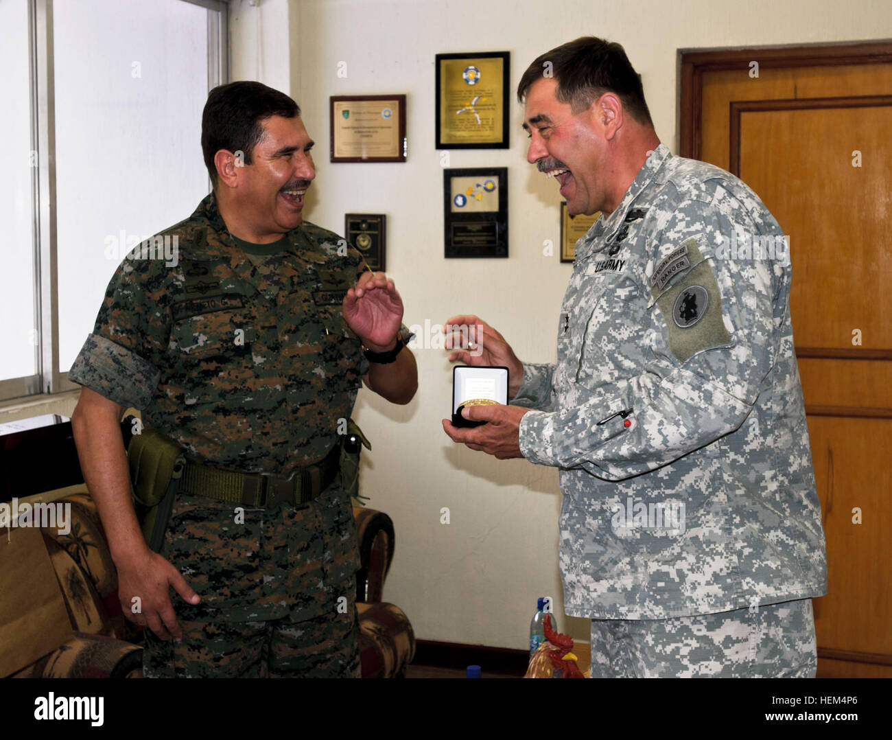 U.S. Army Maj. Gen. Simeon Trombitas, commander of U.S. Army South, right, laughs with Guatemalan Minister of Defense Ulises Anzueto after exchanging gifts at Wednesday's Beyond the Horizon Guatemala 2012 (BTH) opening ceremony.  BTH is an U.S. Army South-led joint foreign military exercise deploying U.S. military engineers and medical professionals focused on providing medical and dental care and engineering support to local populations.  (Photo by Spc. Anthony D. Jones) Missouri Guardsmen kick off humanitarian mission with opening ceremonies in Honduras and Guatemala 120418-A-YF985-163 Stock Photo