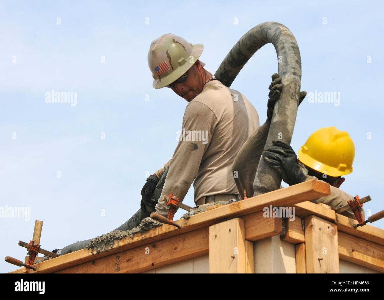 Soldiers in Honduras for Beyond the Horizon 2012   construct a school at the Micheletti construction site. Soldiers on the exercise's third rotation  pour concrete into the exterior walls of the school. (U.S. Army photo by Sgt. Sarah E. Lupescu, 70th Mobile Public Affairs Detachment). Tennessee soldier serves in Honduras 120515-A-TB817-002 Stock Photo