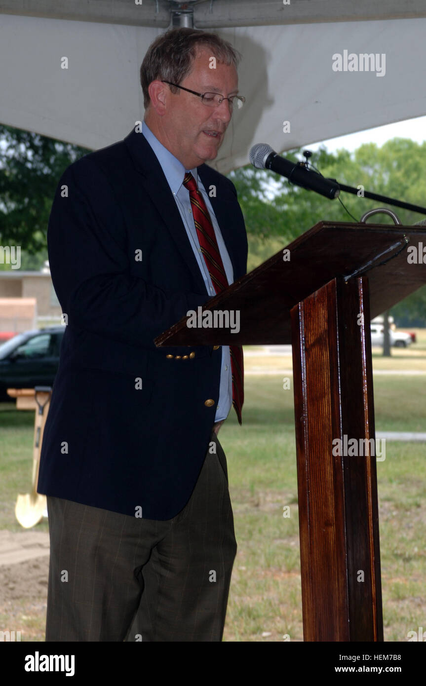 Mike Wilson, U.S. Army Corps of Engineers Nashville District deputy for Project Management, welcomes attendees and special guests to the groundbreaking ceremony for the Cheatham Lake Resource Manager's Office and Lock Operations Building June 18, 2012. (USACE photo by Michael Rivera) Nashville District breaks ground on Cheatham buildings destroyed in May 2010 flood 120618-A-ZD464-001 Stock Photo