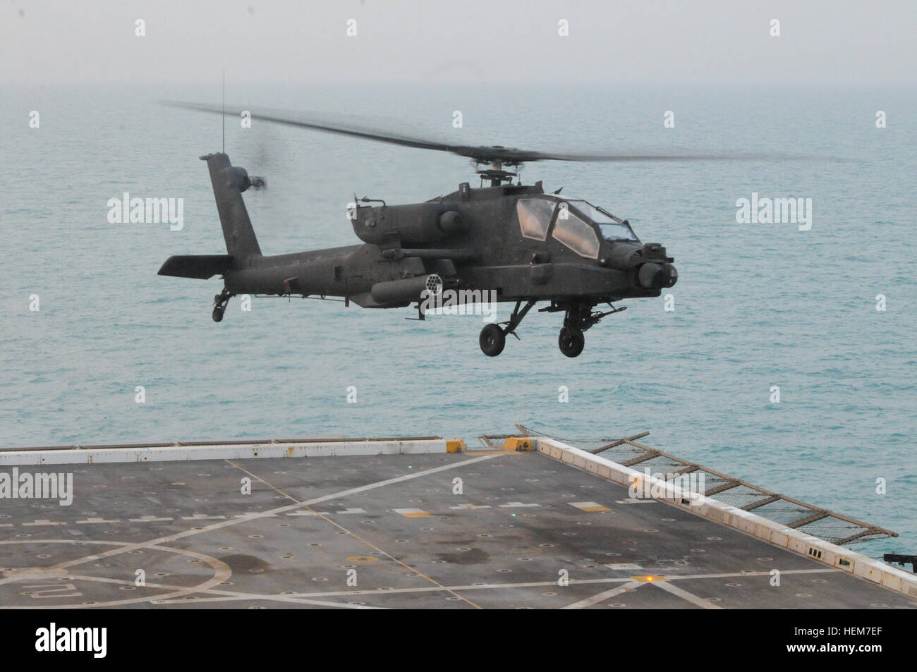 The AH-64D Longbow Apache lands aboard the USS New York in the Persian Gulf during a series of training exercises over water.  The 3-159th Attack Reconnaissance Battalion is deployed to Camp Buehring, Kuwait and conducts flight missions throughout the Middle East. - Photo by SPC Tom Johnson Spartan Shield 120622-A-ZV382-105 Stock Photo