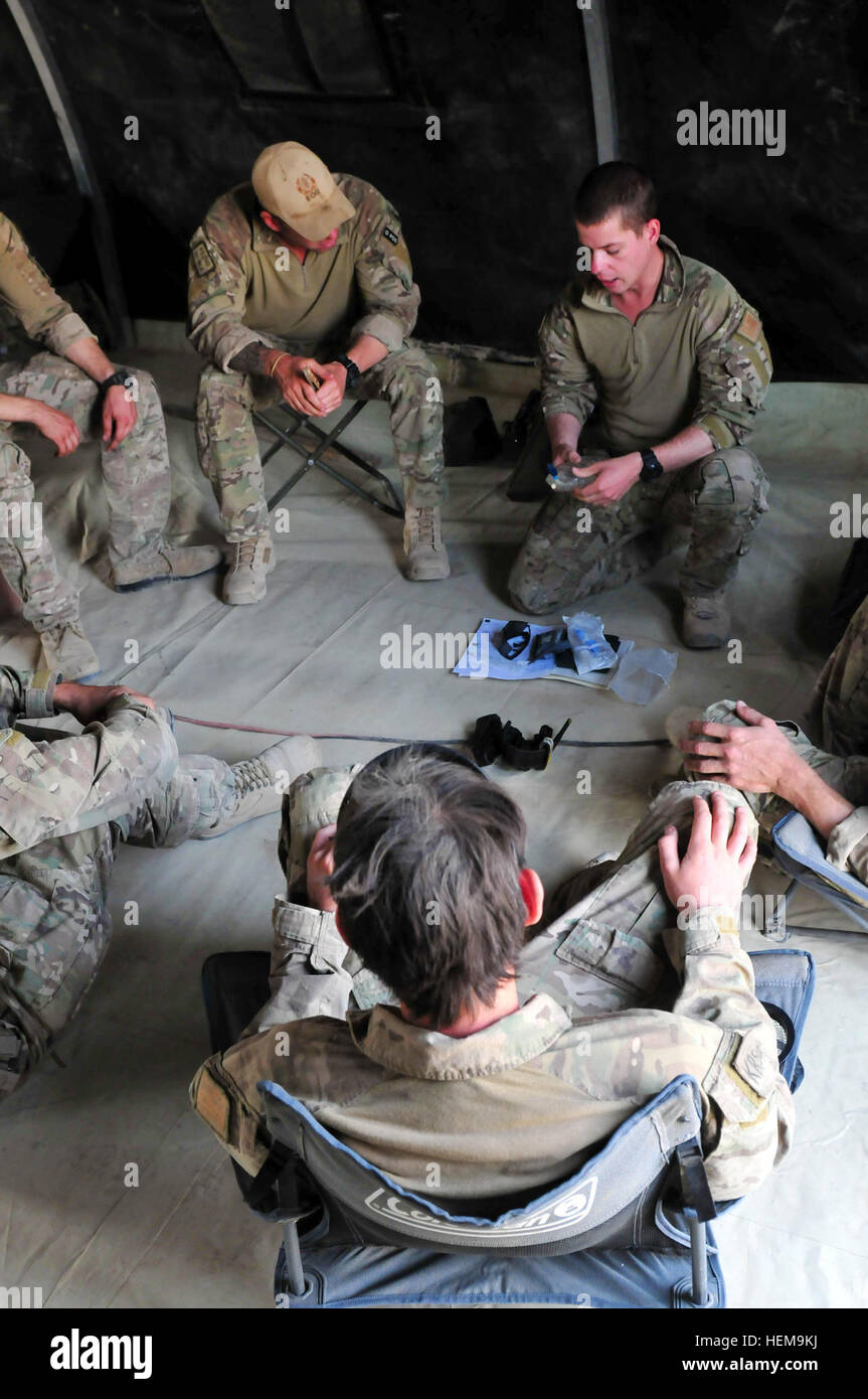 Australian Cpl. Corey Hill, medic, instructs Australian explosive ordnance disposal soldiers on how to properly place an IV before the start of Kalak Hode 5, a major clearance operation in Khas Uruzgan, Sept. 5, 2012. Australian and Afghan National Army soldiers conduct clearance operation in Taliban country 120905-A-GM826-448 Stock Photo